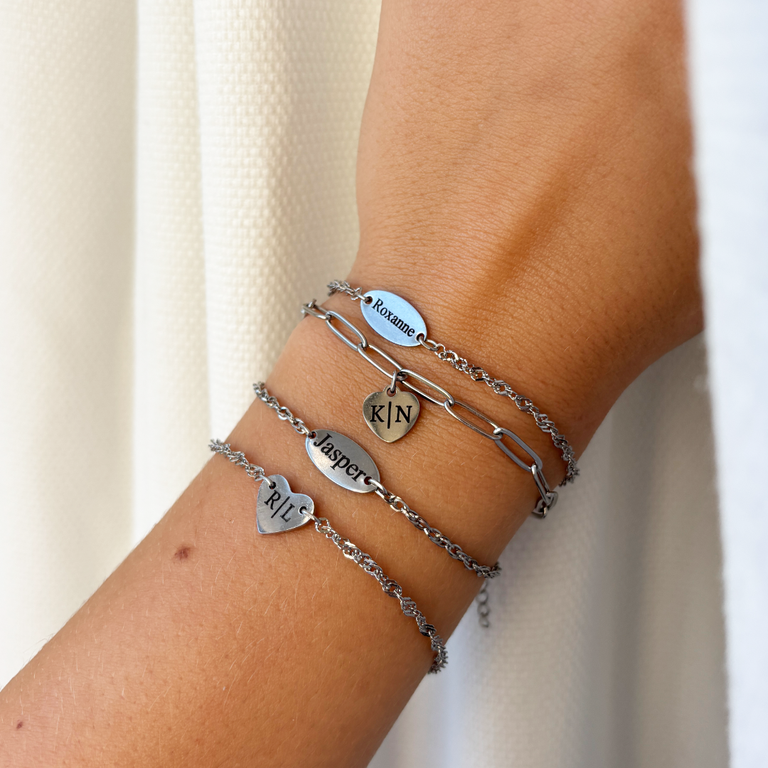 gepersonaliseerde armband met naam ovaal subtiel