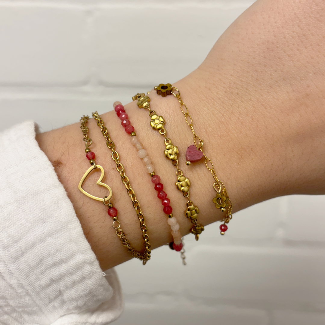 armbandje met open hart en roze steentjes