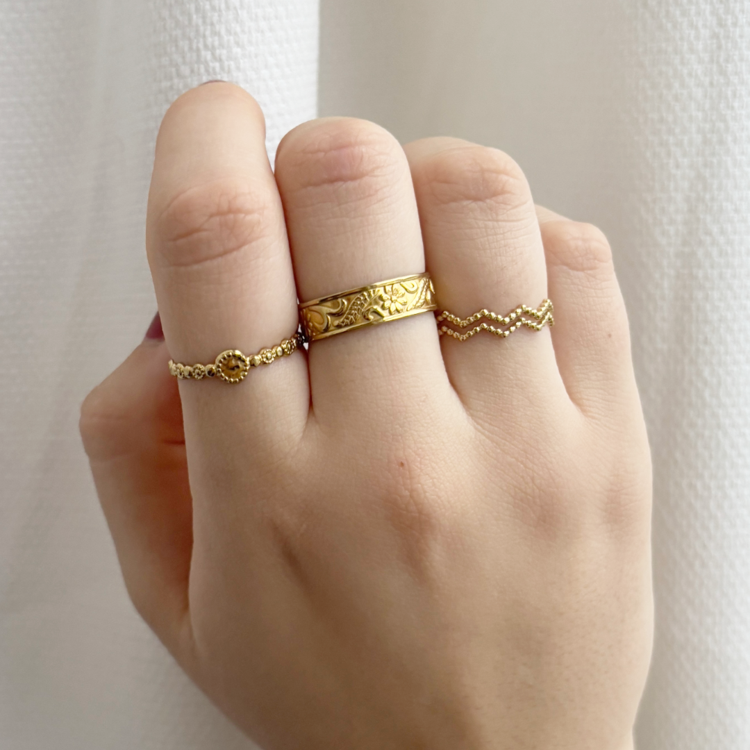 ring met zigzag patroon in kleine bolletjes
