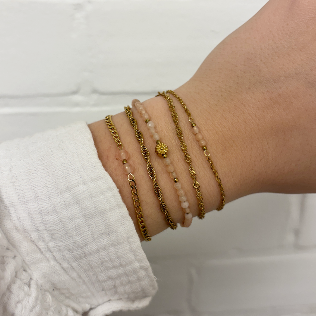 armband met twee natuursteen kraaltjes