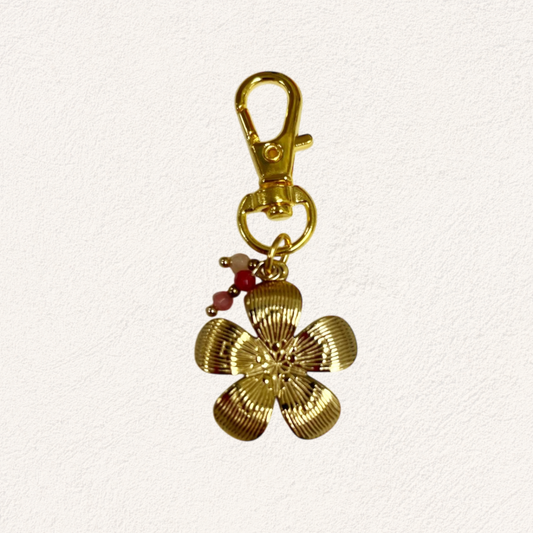 bag charm tropische bloem met roze steentjes