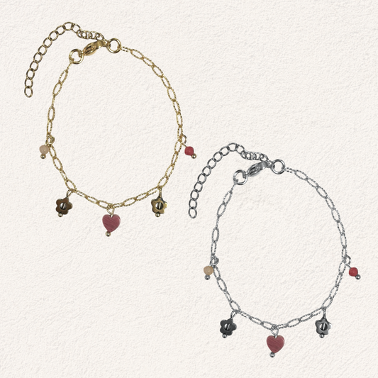 bedelarmband met bloemen en roze steentjes