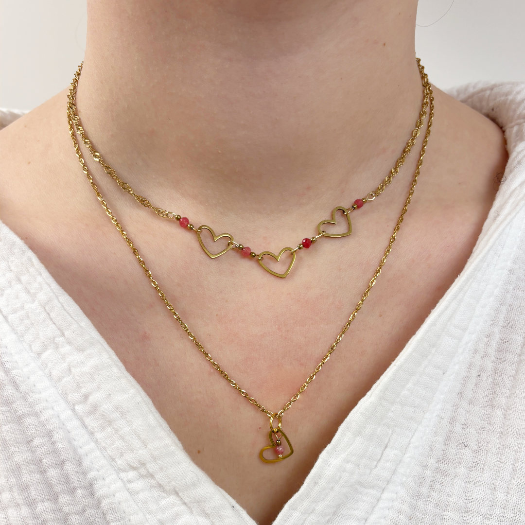 ketting met hartjes en roze